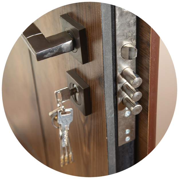 Clés de la maison sur la porte sécurité immobilière SA2P