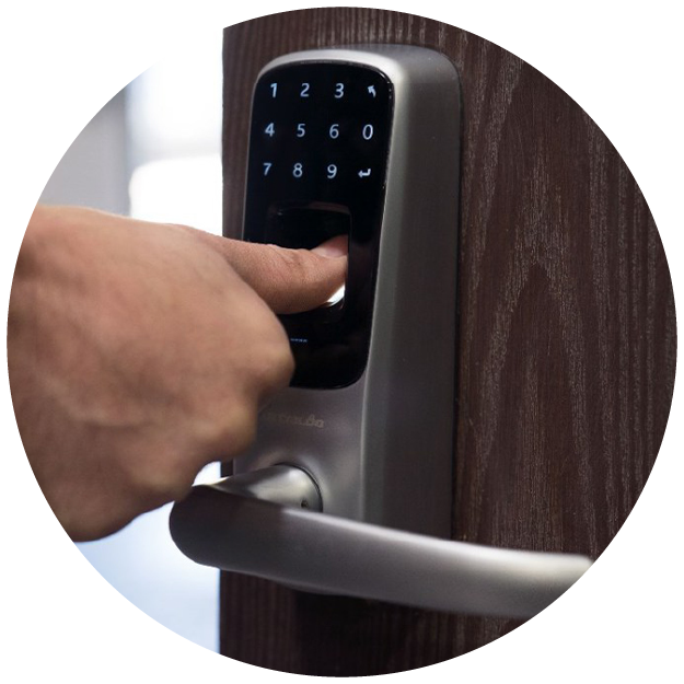 Main qui ouvre une porte avec controle d'acces digitale