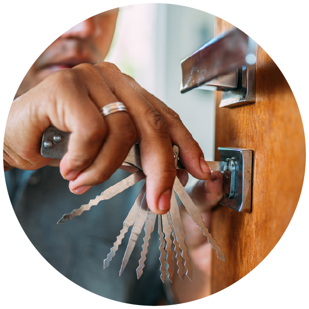 Serrurier ouvrant une porte mains masculines réparant ou installant une serrure de porte en métal avec un tournevis